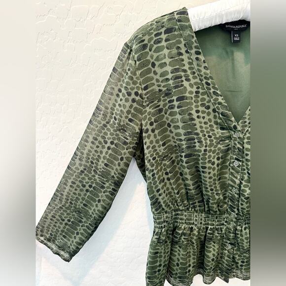 BANANA REPUBLIC | Green Snakeskin Peplum Blouse Top | XS - Picture 3 of 5